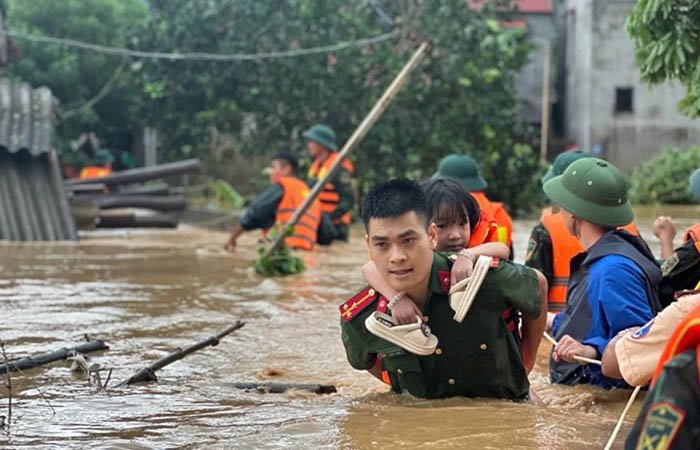 Mưa lớn gây lũ lụt, làm thiệt hại về cả người và tài sản