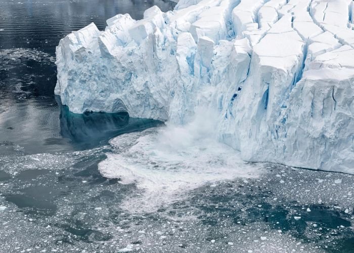 Do nhiệt độ luôn dưới mức đóng băng nên lớp tuyết cũ bị nén lại thành băng vĩnh cửu và dày lên theo thời gian