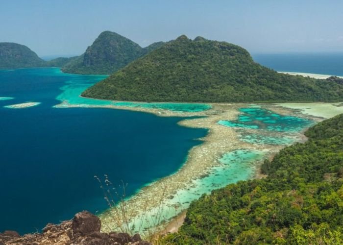 Lãnh thổ trải dài trên nhiều vĩ độ tạo ra sự khác biệt về nhiệt độ và hình thành các đới khí hậu khác nhau