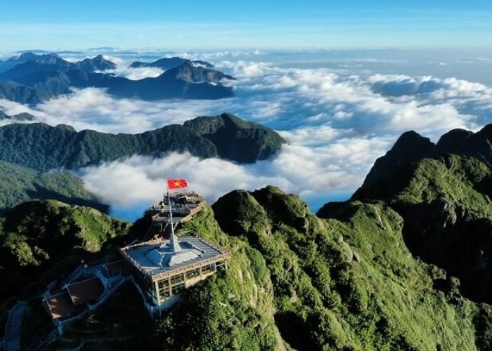 Địa hình với 3/4 là đồi núi kết hợp với hình dáng kéo dài trên nhiều vĩ độ tạo nên sự phân hóa khí hậu sâu sắc