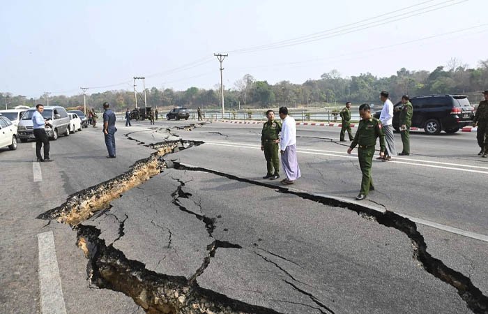 Động đất gây sụt lún, nứt đất