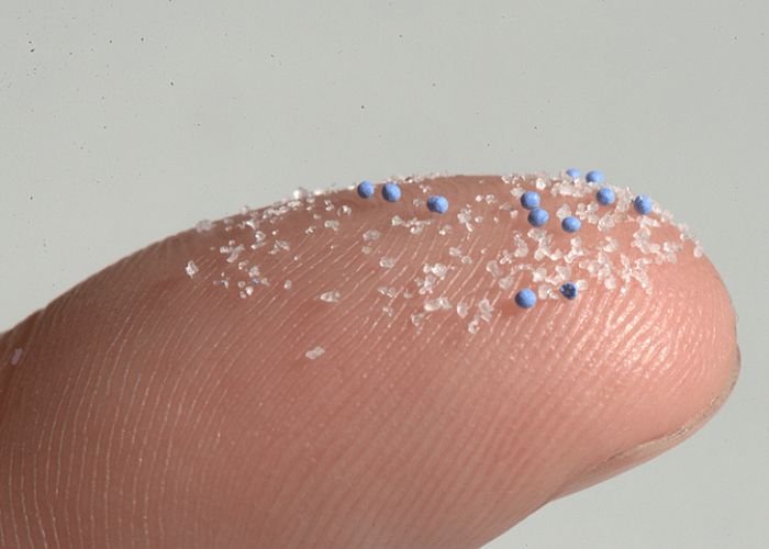 Sự xuất hiện của hạt vi nhựa trong hệ sinh thái bắt nguồn từ cả quy trình sản xuất công nghiệp