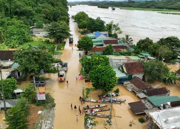 Lũ lụt làm thiếu hụt nguồn nước sạch