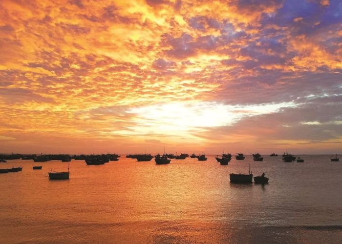 Sự thay đổi về quãng đường ánh sáng phải đi qua đã tạo nên màu sắc ấn tượng của hoàng hôn