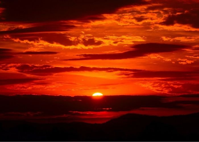 Hoàng hôn là một hiện tượng thiên nhiên kỳ thú đánh dấu sự kết thúc của ban ngày