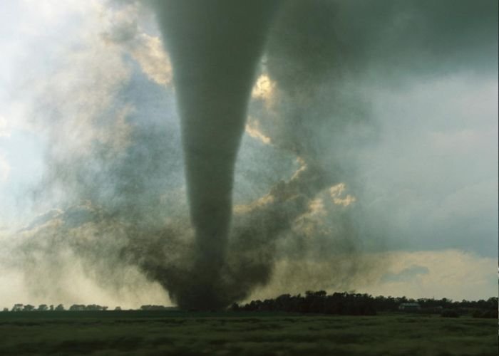 Luồng khí nóng ẩm từ mặt đất bốc lên cao gặp luồng khí lạnh khô từ trên tràn xuống