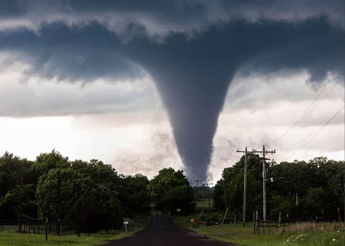 Mọi người cần theo dõi sát sao các bản tin dự báo thời tiết để nhận biết sắp có lốc xoáy