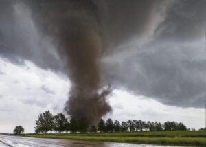 Lốc xoáy là gì? Cơ chế hình thành và cách phòng tránh