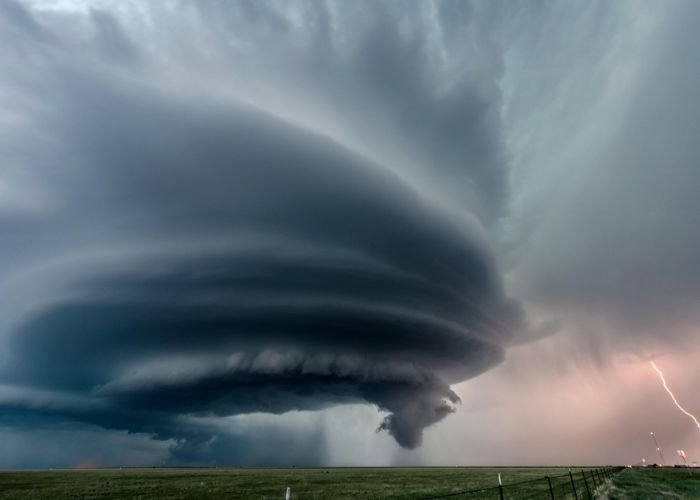Lốc xoáy là hiện tượng một luồng không khí xoáy tròn mãnh liệt nối từ một đám mây giông xuống tận mặt đất