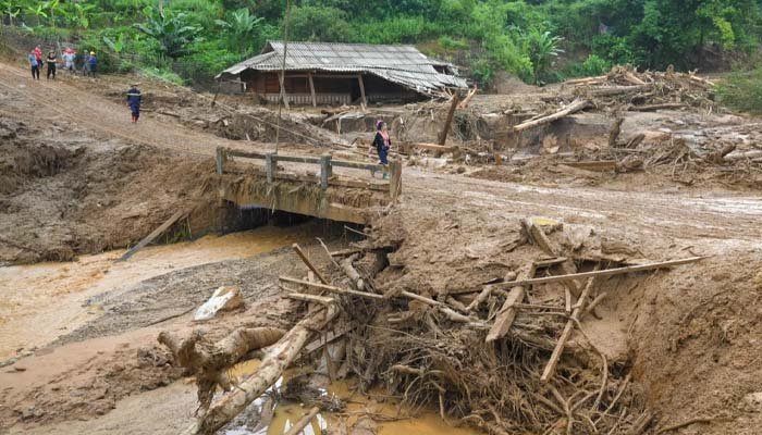 Dòng lũ cuốn theo nhiều đất đá, cây cối và phá huỷ nhà cửa, cầu cống nghiêm trọng