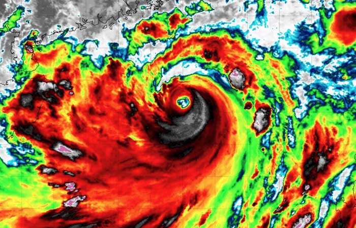 Vùng mắt bão có những đặc điểm trái ngược với phần còn lại của cơn bão
