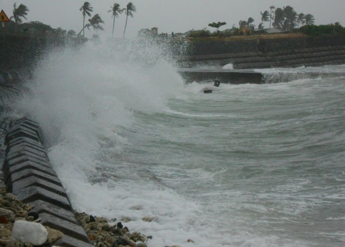 Mặc dù gió trong mắt bão nhẹ nhưng có thể gây ra sóng biển dữ dội