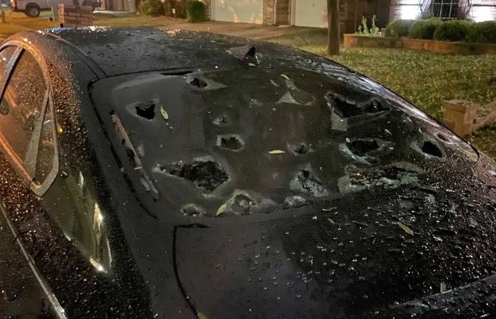 Hình ảnh mưa đá rơi làm vỡ kính ô tô
