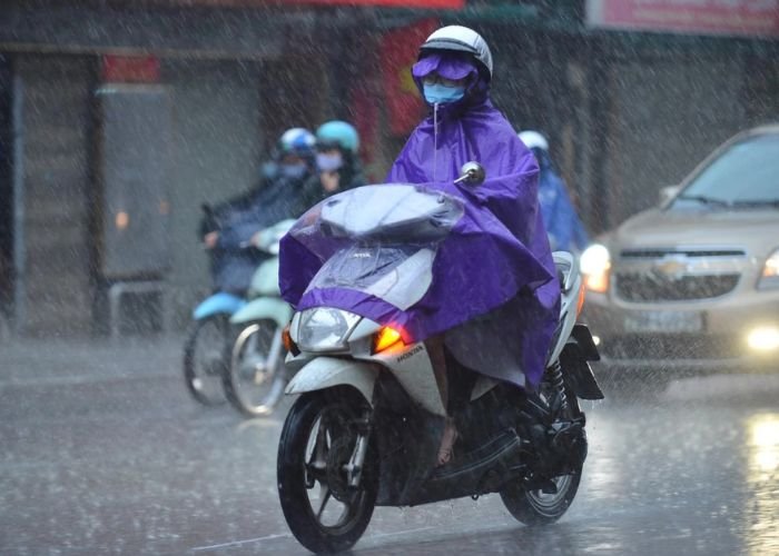 Mưa rào lớn khiến việc quan sát đường xá trở nên khó khăn