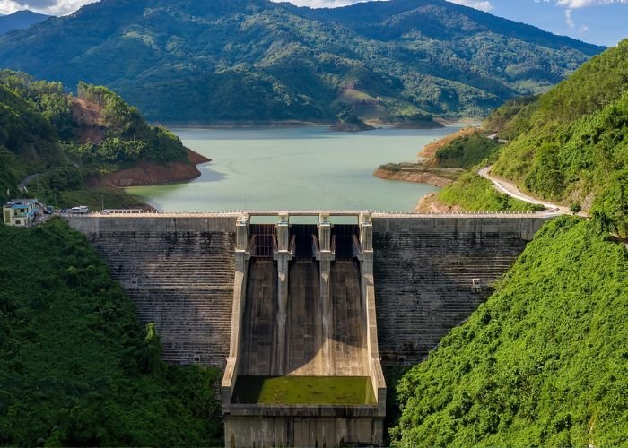 Đập nước là công trình xây dựng chắn ngang dòng sông, tạo ra hồ chứa nước nhân tạo