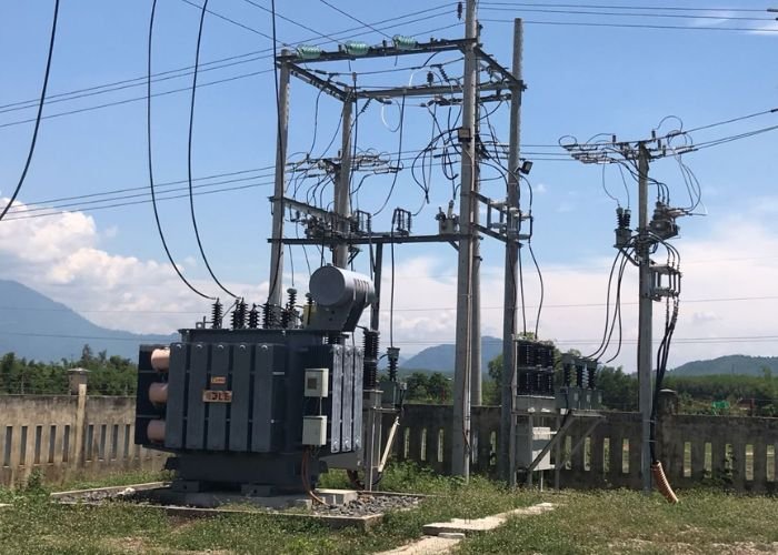 Trạm biến áp là nơi tiếp nhận điện năng được tạo ra