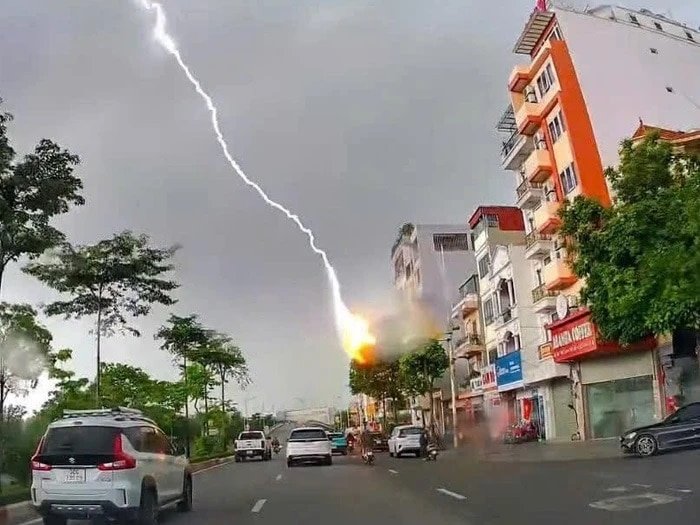 Lực tác động và nhiệt độ của sét có thể làm nứt vỡ, phá hủy tường nhà