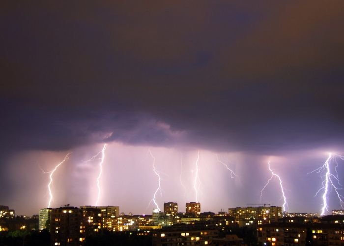 Sấm là âm thanh lớn, trầm vang, thường đi kèm với tia sét