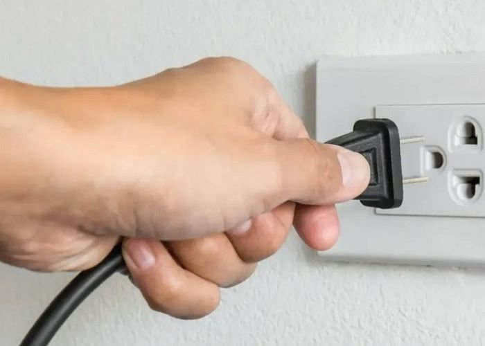 Rút tất cả phích cắm điện của TV, máy tính, tủ lạnh và các thiết bị gia dụng khác khỏi ổ cắm