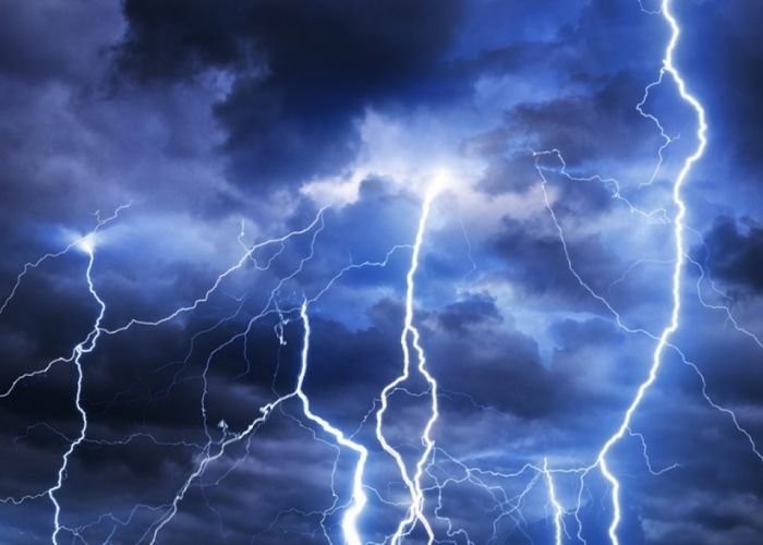 Sét là hiện tượng phóng điện trong khí quyển, xảy ra giữa các đám mây mang điện tích trái dấu