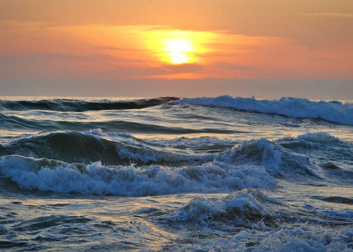 Nhiệt độ nước biển ấm và sâu là một trong những điều kiện để tạo thành bão