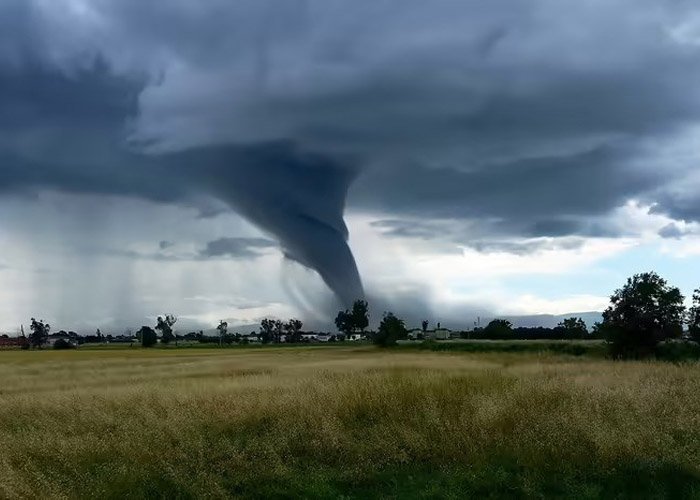 Siêu bão có thể gây ra lốc xoáy 