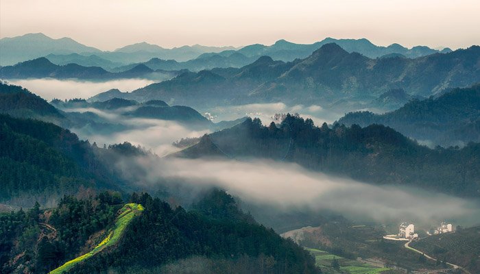 Hình ảnh sương mờ ở các sườn núi