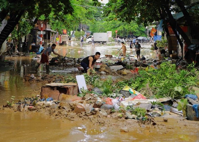 Sau cơn lũ thường phát tán rác thải và hóa chất độc hại vào môi trường tự nhiên