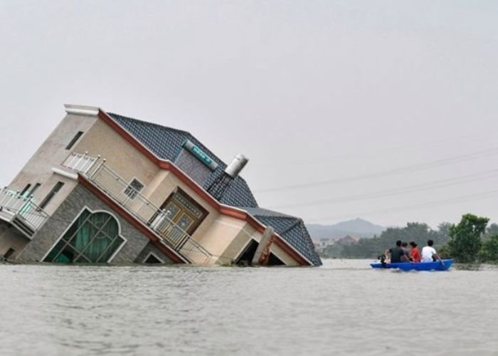 Những ngôi nhà có kết cấu yếu bị đổ sập hoặc hư hại nghiêm trọng