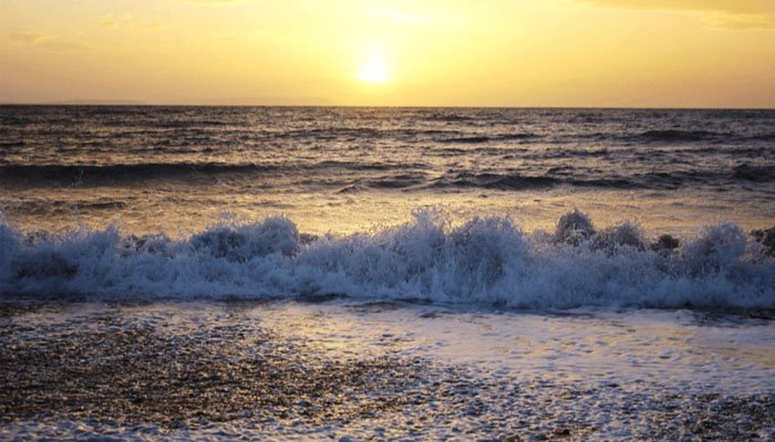 Thủy triều là hiện tượng nước biển, nước sông dân lên và hạ xuống mang tính tuần hoàn