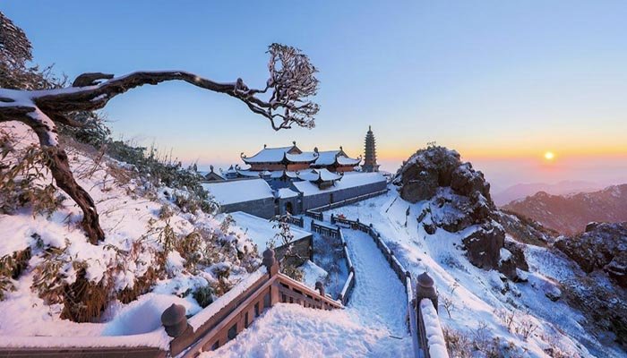 Tuyết là những tinh thể băng nhỏ, mỏng và rất nhẹ