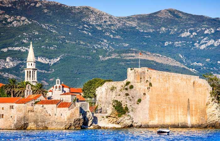 Biên độ nhiệt năm ở mùa hè và mùa đông có sự thay đổi lớn tại vùng khí hậu này