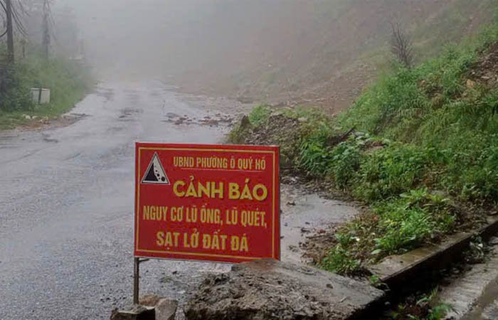 Sương mù và nguy cơ xảy ra lũ ống, lũ quét vào mùa mưa khiến giao thông bị tê liệt