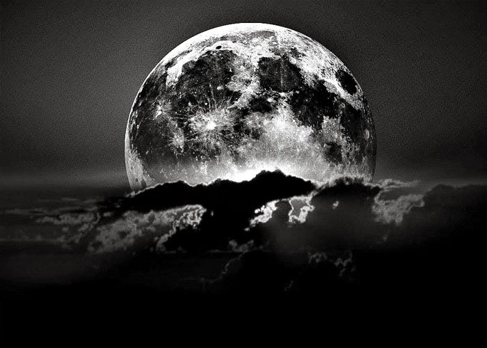 Mặt trăng đen thường mang năng lượng nữ tính mạnh mẽ theo văn hóa tâm linh