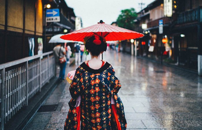 Mùa hè ở Nhật Bản thường gây cảm giác ẩm ướt do mưa nhiều