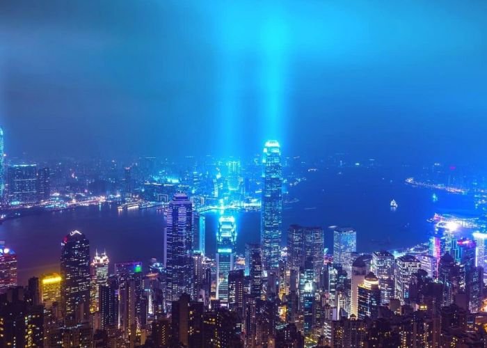 Bầu trời rực sáng tạo thành một vầng hào quang khổng lồ bao phủ lấy các thành phố vào ban đêm