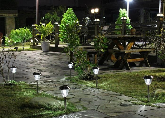 Việc bật đèn trang trí sân vườn hoặc ban công suốt đêm diễn ra phổ biến tại các khu đô thị