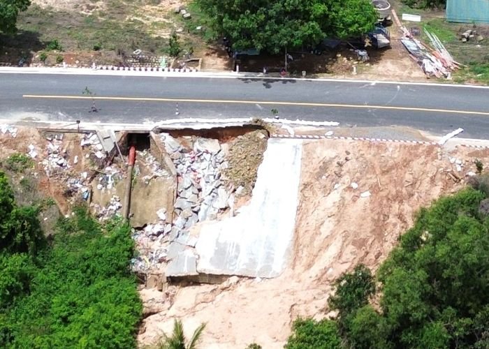 Trượt lở đất dọc các tuyến đường giao thông