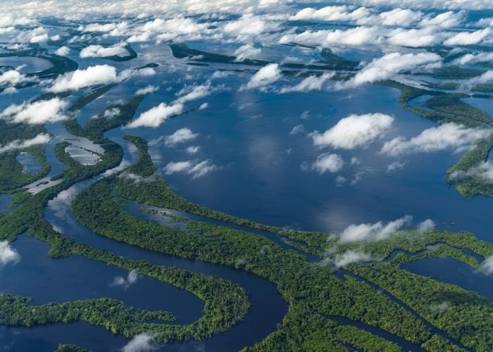 Sông Amazon nằm trọn vẹn trong lục địa Nam Mỹ và chảy qua lãnh thổ của nhiều quốc gia khác nhau