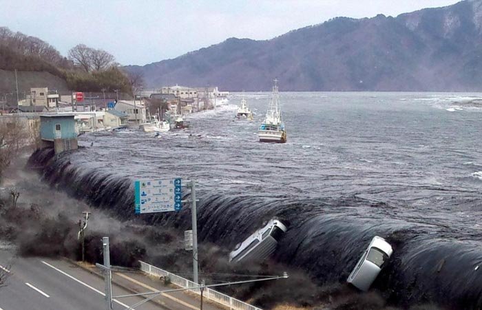 Sóng thần có vận tốc lớn, có thể cuốn trôi nhiều vật