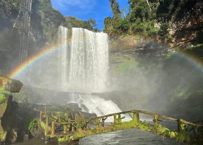 Cầu vồng ở thác nước xuất hiện khá phổ biến