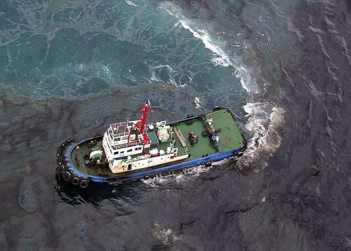 Thủy triều đen dùng để chỉ sự ô nhiễm dầu tràn ra trên diện rộng ở các vùng biển