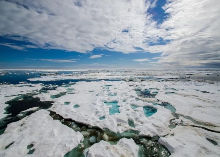 Bề mặt băng tuyết trắng xóa tại hai cực có khả năng phản xạ tới 80% đến 90% bức xạ mặt trời