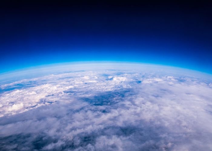 Bầu khí quyển là lớp vỏ khí bao quanh Trái Đất và được giữ lại bởi lực hấp dẫn của hành tinh