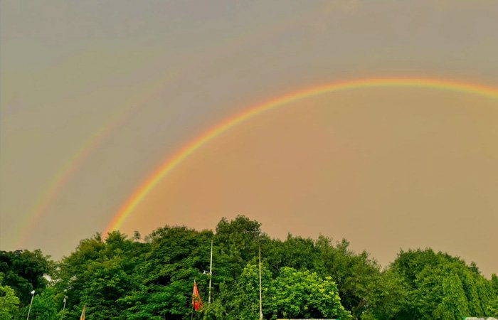 Cầu vồng đôi xuất hiện do sự khúc xạ và phản xạ ánh sáng trong giọt nước