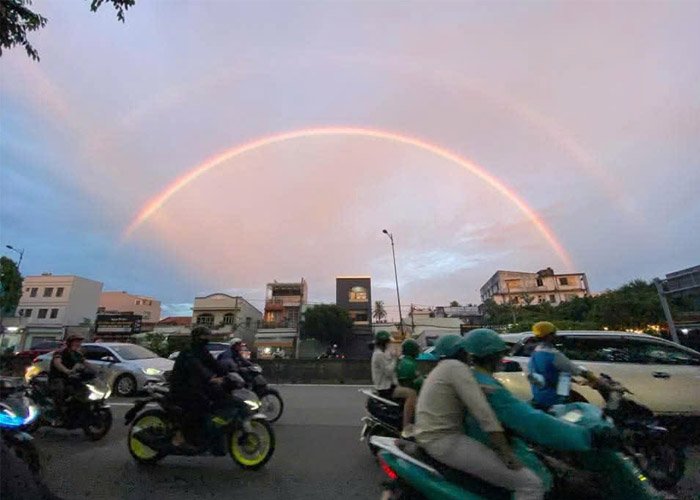 Mọi người có thể dễ dàng bắt gặp cầu vồng đôi vào các buổi chiều hè