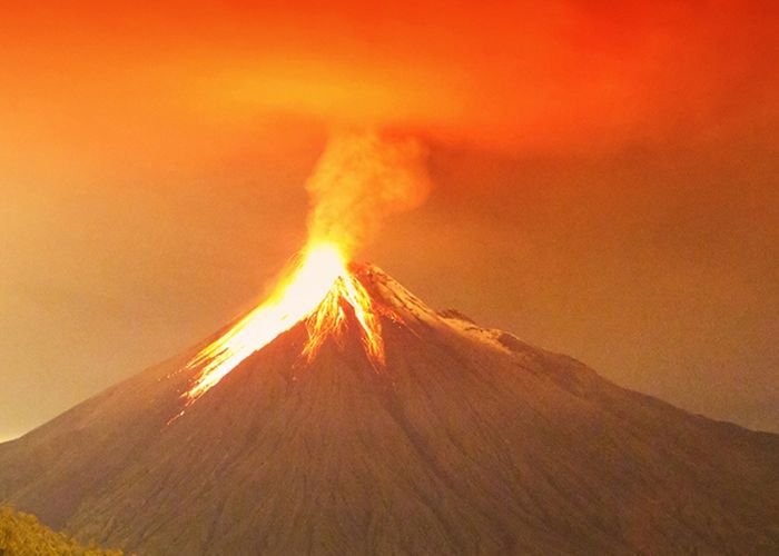 Miệng núi lửa là phần trũng hình bát hoặc hình phễu nằm tại đỉnh của ngọn núi