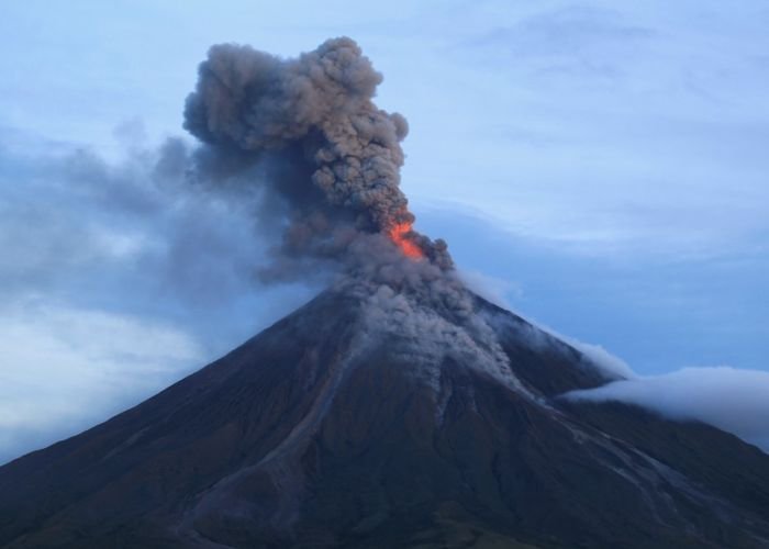 Hiện tượng núi lửa là quá trình phun trào các vật chất từ dưới sâu bên trong lòng Trái Đất ra ngoài