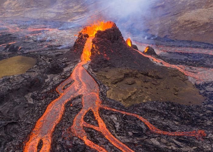 Magma tích tụ trong các buồng chứa dưới sâu chịu áp lực khổng lồ từ các lớp đất đá phía trên