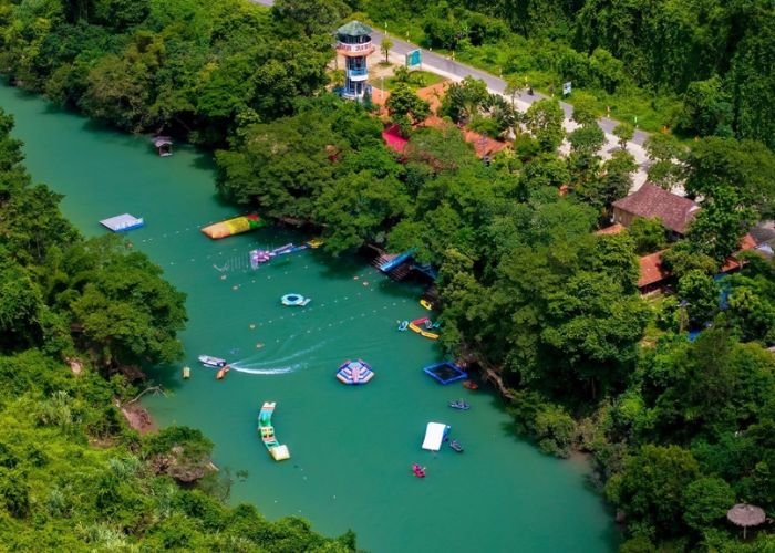 Vào mùa khô, bầu trời luôn cao rộng, xanh trong và ít có mưa đột ngột